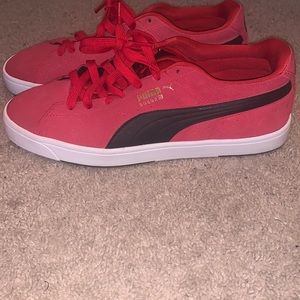 Suede pumas